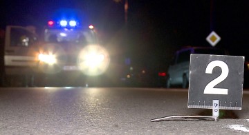 Şofer blocat cu maşina într-un canal cu apă, salvat de Garda de Coastă
